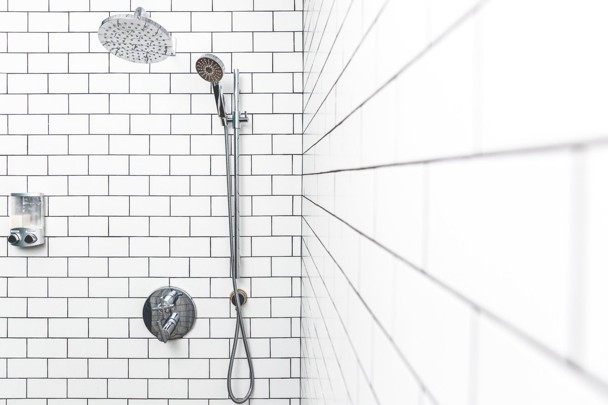 shower-tiles-cleaning